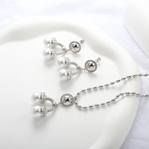 Parure de bijoux en perles avec collier à chaîne à billes et boucles d'oreilles argent