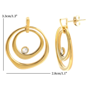 Vue détaillée des boucles d'oreilles double cercle dorées 18K avec zircone incrusté