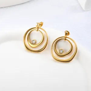 Détail de boucles d'oreilles doubles anneaux plaquées or 18 carats avec cristaux