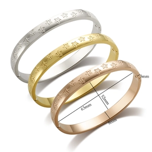 Detalle de grabado de estrellas en brazaletes de oro, plata y oro rosa con bisagra