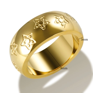 Vista detallada del ancho de 8mm y grosor de 3mm del anillo de oro con estrellas