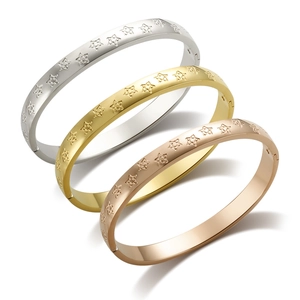 Juego de tres pulseras de acero inoxidable con estrellas grabadas en oro plata y rosa