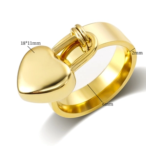 Bague en acier inoxydable plaqué or 18 carats avec pendentif cœur et finition polie