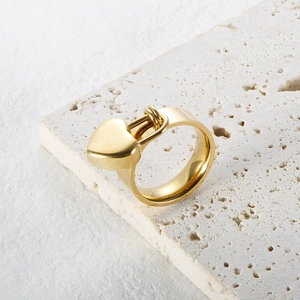 Bague en or 18 carats avec pendentif cœur poli sur un socle en pierre minimaliste