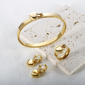 Parure bijoux cœur dorée avec bracelet, bague et boucles d'oreilles zircon sur pierre