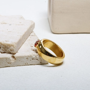 Bague large luxueuse en acier inoxydable doré ornée d'une pierre précieuse rouge éclatante