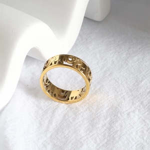 Elefantenring in Gold mit hohlem Punk-Design auf einem weißen geometrischen Display