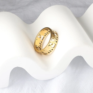 Detailaufnahme eines breiten hohlen Gold-Elefantenrings auf weißem künstlerischem Gips
