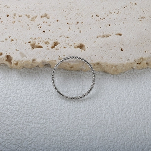 Silberner gedrehter Ring aus Edelstahl mit 18K Goldbeschichtung auf Naturstein