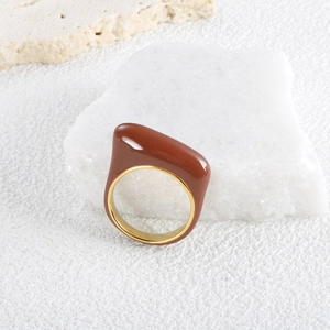 Minimalistische onregelmatige roestvrijstalen ring met terracotta emaille afwerking
