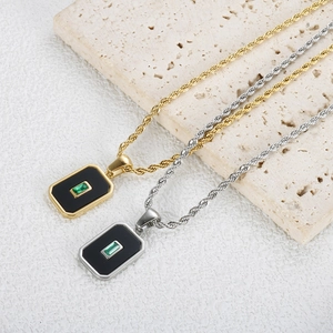 Luxuriöse 18K Gold und Silber Rechteck Anhänger Halsketten mit grünem Edelstein auf Stein