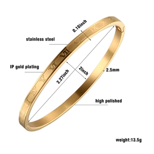 Details van de gouden roestvrijstalen armband met romeinse cijfers en gepolijst