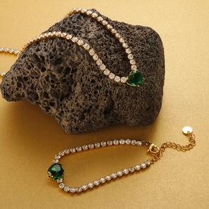 Set lussuoso di collana e bracciale in oro con gemma cuore verde e zirconi bianchi