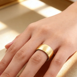 Bague large et élégante en acier inoxydable doré avec détail de texture corde interne