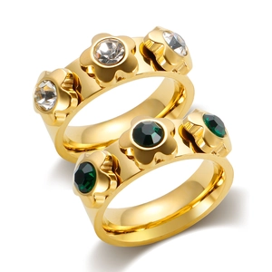 Detail eines 18k vergoldeten Blumenrings mit weißen und grünen Zirkonia Kristallen