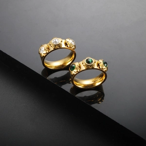Elegante 18K vergoldete Blumenringe mit grünen Zirkonia und weißen Edelsteinen auf Schwarz