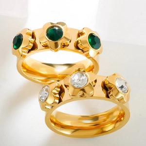 Luxuriöser 18k vergoldeter Blumenring mit grünen Zirkonia-Steinen auf weißem Grund