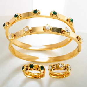 Details von 18k vergoldetem Blumenschmuck-Set mit grünen Zirkonia-Ringen und Armreifen
