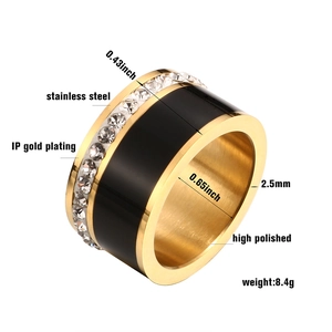 Detailmaten van brede roestvrijstalen ring met zwart emaille en zirkonia-inlay