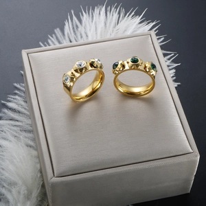 18k vergoldetes Blumen-Ring-Set mit grünem und weißem Zirkon auf einer Schmuckbox