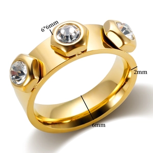 Dettaglio macro dell'anello placcato oro 18K con zirconi bianchi e montature esagonali