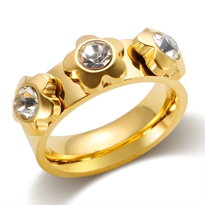 18 Karat vergoldeter Titanring mit 3D Blumendesign und klaren Zirkonia Steinen