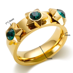 Dettaglio anello stella in oro 18K con zirconi verdi e indicazioni delle misure