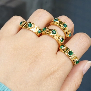 Set di quattro anelli placcati in oro 18 carati con zircone verde smeraldo a forma di cuore