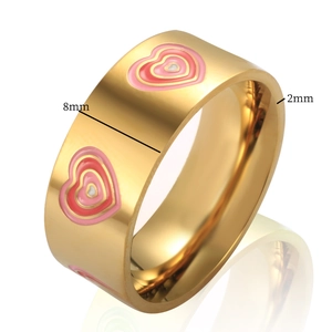 Anello dorato largo 8mm con cuori in smalto rosa e rosso su sfondo bianco