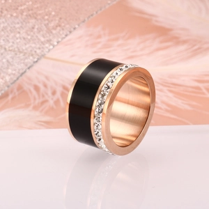 Roségouden titanium ring met zwarte emaille band en fonkelende zirkonia steentjes