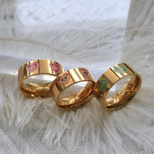 Set di tre anelli placcati in oro con ciondoli a cuore in smalto colorato da donna