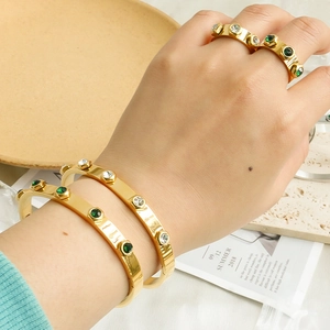 Dettaglio del bracciale e dell'anello placcati oro 18K con zirconi verdi incastonati