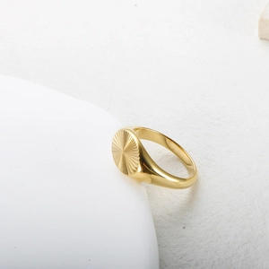Oval signet ring in 18K gold plated titanium steel with radiant sunburst engraving
