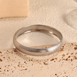 Bracciale rigido in acciaio inox argento con trama a nido d'ape e finitura lucida