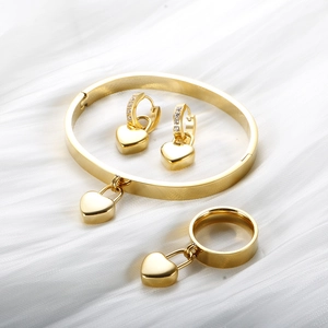 Parure de bijoux plaqué or 18K avec bracelet bague et boucles d'oreilles cœur