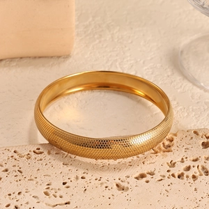 Dettaglio ravvicinato di un bracciale in acciaio inossidabile placcato oro 18K a nido d'ape