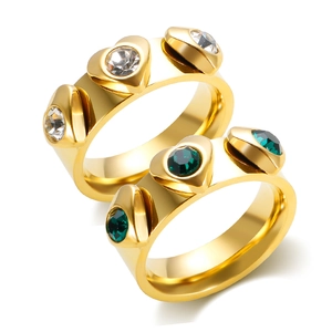 Anelli placcati oro 18K lucidi con pietre di zircone a cuore bianche e verde smeraldo