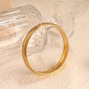 Vista macro di un bracciale in acciaio inossidabile placcato oro 18K con trama a nido d'ape