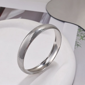Vista macro dettagliata del bracciale in acciaio inossidabile argento con trama a nido