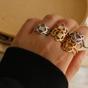 Set di anelli eleganti con testa di gatto e stella in finitura oro e argento sulla mano