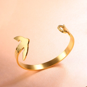 Détail du bracelet flèche plaqué or 18 carats avec métal brossé et gravure ZEN