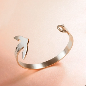 Détail du bracelet flèche en acier titane avec logo ZEIN et finition brossée