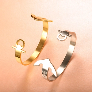 Détail de joncs flèche en acier brossé doré 18K et argent avec logo gravé