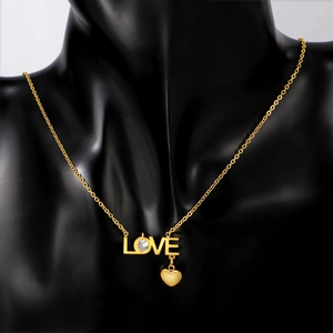 Collier LOVE doré minimaliste avec O en zircon et pendentif cœur sur buste noir