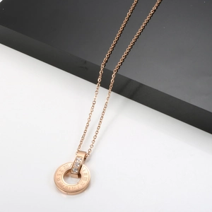 Collier en or rose avec pendentif chiffres romains et pierres de zircone cubique