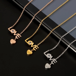 Collier avec pendentif cœur LOVE en finitions or, argent et or rose