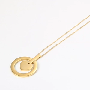 Détail du collier avec pendentif cœur évidé et cercle plaqué or 18 carats poli