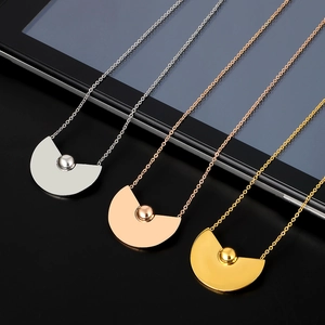 Vue détaillée de trois colliers minimalistes plaqués or 18 carats avec pendentifs circulaires