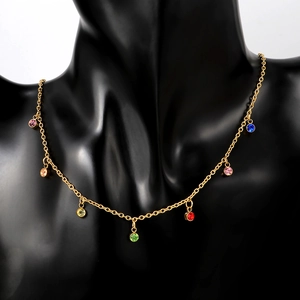 Collier en acier titane doré avec sept pendentifs en zircon coloré sur un buste noir