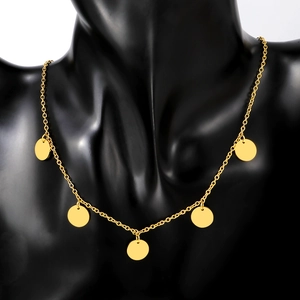 Collier minimaliste en acier titane doré avec cinq pendentifs pièces polis sur un mannequin
